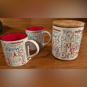 InHomestylez Christmas Canister w/ a wooden lid and 2 Coffee Mugs, EUC